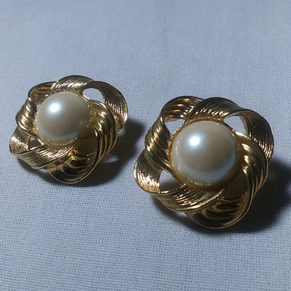 Avon Bold Gold Tone Pearl CLIP Earrings - Picture 2 of 4